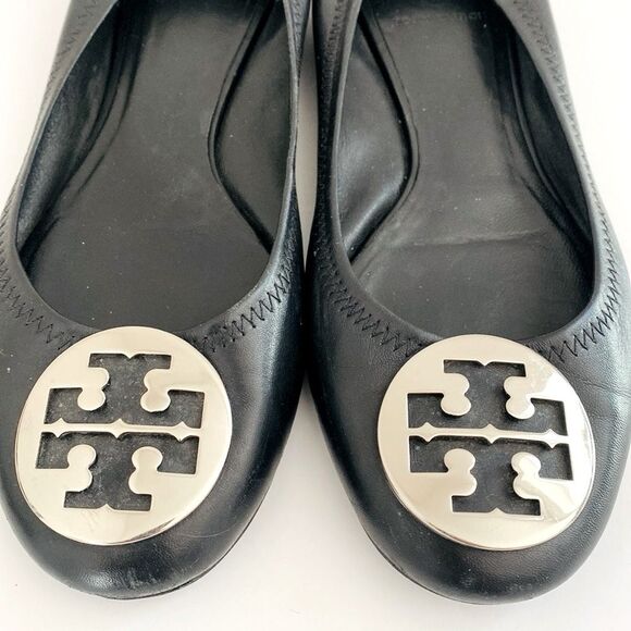 Tory Burch Iconic Black Leather Flats Silver Tone Logo Plate sz 8 Luxury Elegant - Picture 5 of 13